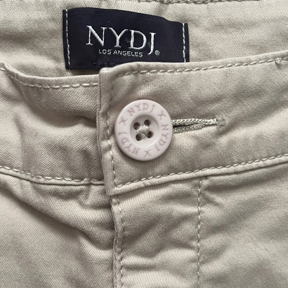 NYDJ women’s size 6 beige Flat Front Shorts